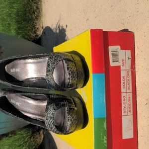 Sz. 7, peep-toe, platform, black croc, pumps